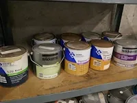 Rek met gebruikte verfpotten - afbeelding 9 van  10