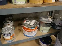 Rek met gebruikte verfpotten - afbeelding 10 van  10
