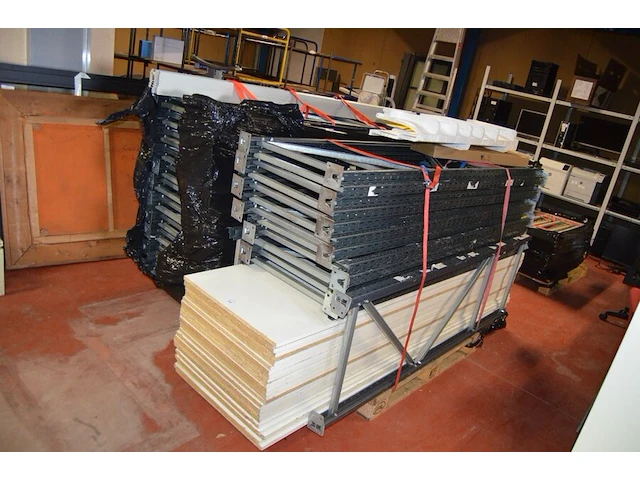 Rek met houten leggers (donker grijs): 35 kopsteunen h 2m b 60 cm, 53 dwarsbalken l 2,4m, 25 houten leggers (222) - afbeelding 2 van  5