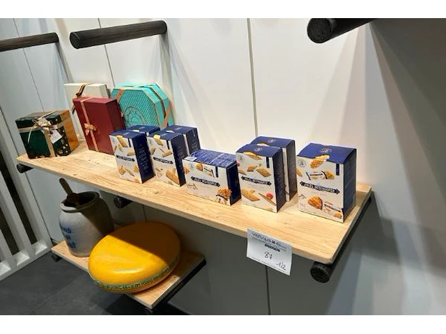 Rek met inhoud, 14 kistjes aan muur - afbeelding 3 van  11
