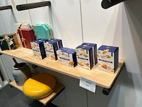 Rek met inhoud, 14 kistjes aan muur - afbeelding 3 van  11
