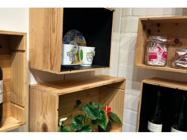 Rek met inhoud, 14 kistjes aan muur - afbeelding 4 van  11