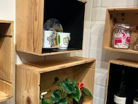 Rek met inhoud, 14 kistjes aan muur - afbeelding 4 van  11