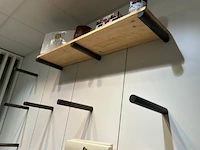 Rek met inhoud, 14 kistjes aan muur - afbeelding 10 van  11