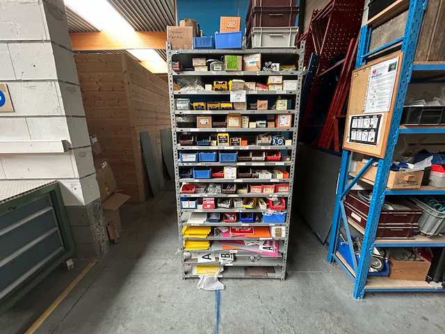 Rek met inhoud - afbeelding 1 van  7
