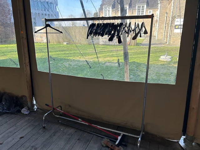 Rek met kapstokken - afbeelding 1 van  1