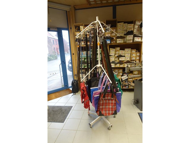 Rek met lederwaren, tassen en riemen - afbeelding 1 van  9