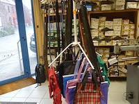 Rek met lederwaren, tassen en riemen - afbeelding 1 van  9