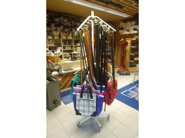 Rek met lederwaren, tassen en riemen - afbeelding 2 van  9