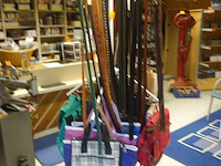 Rek met lederwaren, tassen en riemen - afbeelding 2 van  9