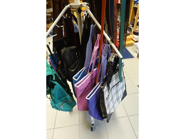 Rek met lederwaren, tassen en riemen - afbeelding 3 van  9