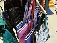 Rek met lederwaren, tassen en riemen - afbeelding 3 van  9