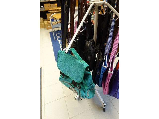 Rek met lederwaren, tassen en riemen - afbeelding 4 van  9