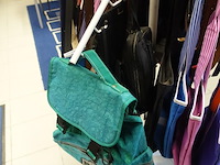 Rek met lederwaren, tassen en riemen - afbeelding 4 van  9