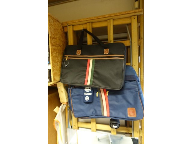 Rek met lederwaren, tassen en riemen - afbeelding 5 van  9