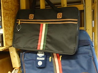 Rek met lederwaren, tassen en riemen - afbeelding 5 van  9