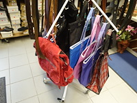 Rek met lederwaren, tassen en riemen - afbeelding 6 van  9