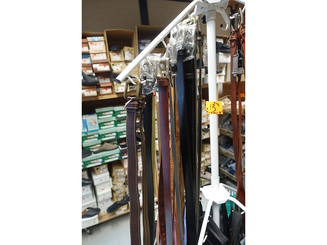 Rek met lederwaren, tassen en riemen - afbeelding 7 van  9