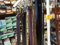 Rek met lederwaren, tassen en riemen - afbeelding 7 van  9