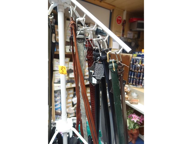 Rek met lederwaren, tassen en riemen - afbeelding 8 van  9