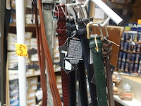 Rek met lederwaren, tassen en riemen - afbeelding 8 van  9