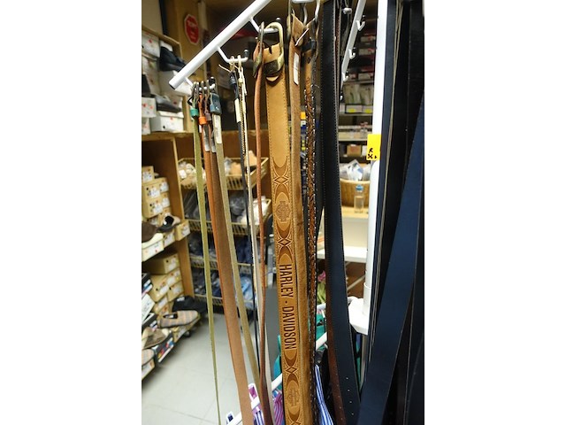 Rek met lederwaren, tassen en riemen - afbeelding 9 van  9