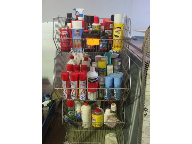 Rek met onderhoudsproducten voor huis en auto - afbeelding 1 van  4