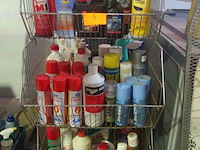 Rek met onderhoudsproducten voor huis en auto