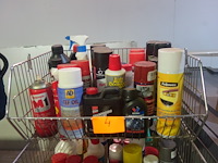 Rek met onderhoudsproducten voor huis en auto - afbeelding 2 van  4