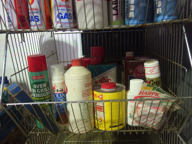 Rek met onderhoudsproducten voor huis en auto - afbeelding 4 van  4