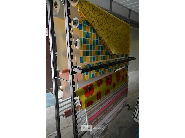 Rek met plastieke tafellakens - afbeelding 6 van  6