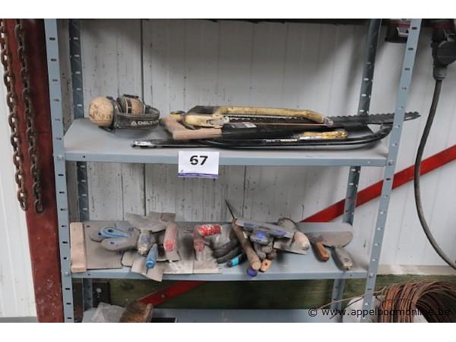 Rekje inhoudende handgereedschappen - afbeelding 2 van  2