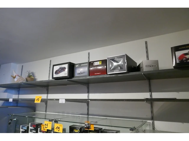 Rekken zonder inhoud - afbeelding 3 van  3