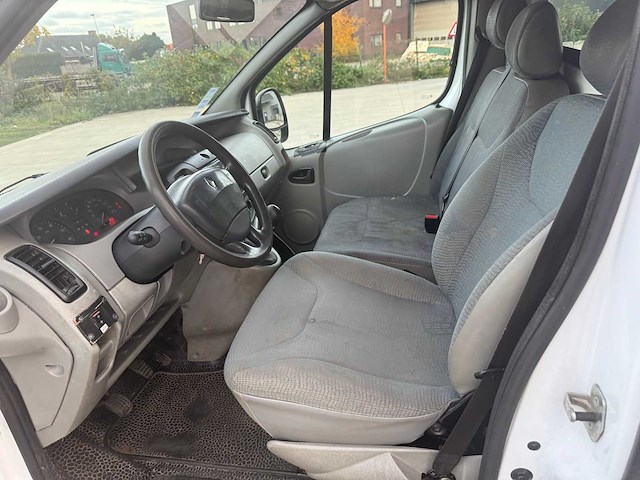 Renault - 2004 - trafic - bestelwagen - personenauto - afbeelding 10 van  30