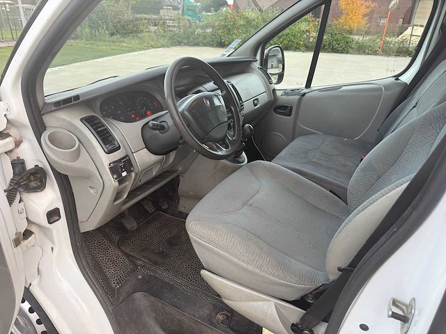 Renault - 2004 - trafic - bestelwagen - personenauto - afbeelding 11 van  30