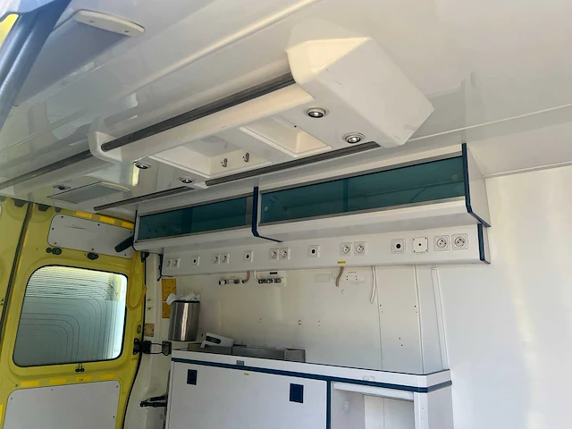 Renault - 2005 - master - ambulance - personenauto - afbeelding 10 van  29