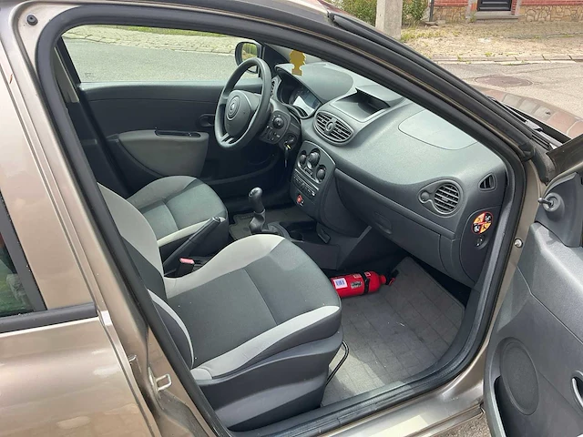 Renault clio uit 2010 - afbeelding 15 van  52