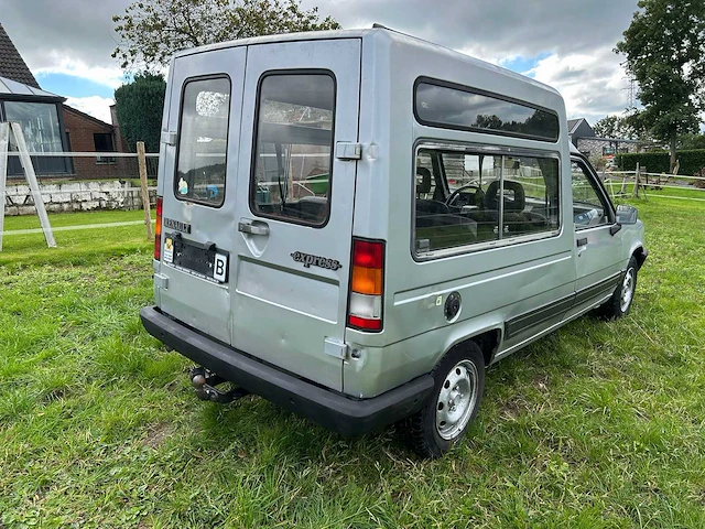 Renault expres oldtimer uit 1991 - afbeelding 9 van  14