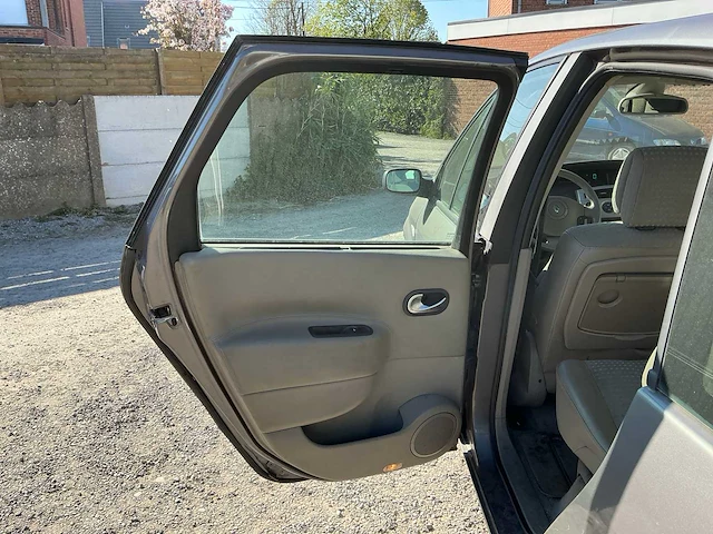Renault megane scenic uit 2005 - afbeelding 26 van  73