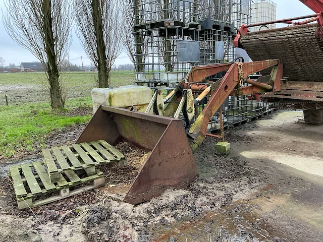 Renault r781-4 vierwielaangedreven landbouwtractor - afbeelding 2 van  13