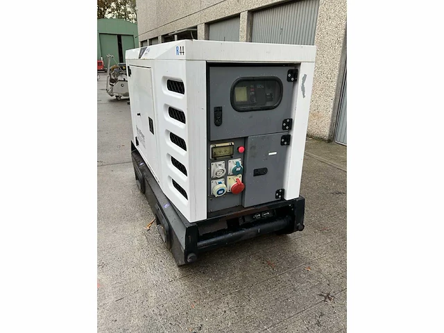 Rental power compact - r44 - stroomgenerator - 2014 - afbeelding 17 van  22