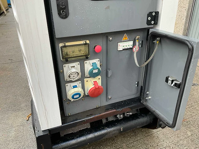 Rental power compact - r44 - stroomgenerator - 2014 - afbeelding 20 van  22