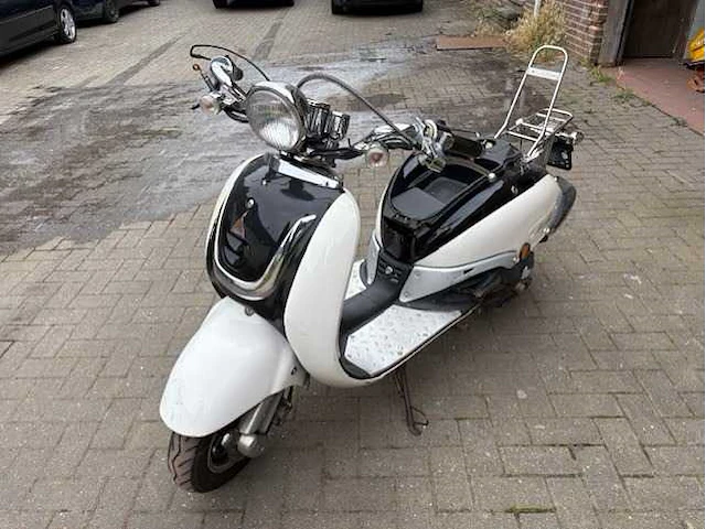 Retro - scooter - afbeelding 1 van  8