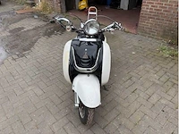 Retro - scooter - afbeelding 2 van  8