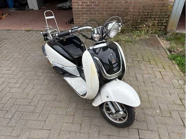 Retro - scooter - afbeelding 3 van  8