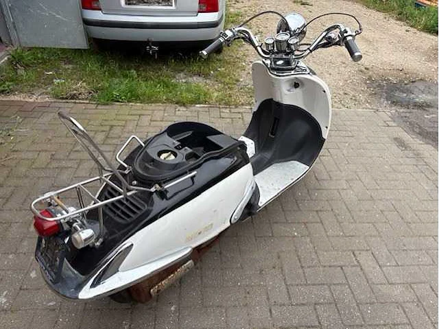 Retro - scooter - afbeelding 5 van  8