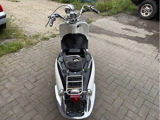 Retro - scooter - afbeelding 6 van  8