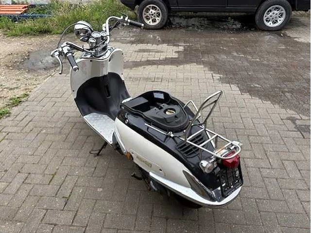 Retro - scooter - afbeelding 7 van  8