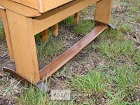 Retro houten kinderschoolbank + 2 kinderstoelen - afbeelding 5 van  7