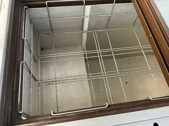 Retro ijswagen / mobiele diepvrieskar met zonneluifel - afbeelding 2 van  20